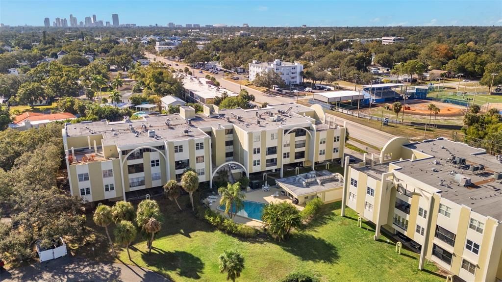 На продажу: $249,900 (2 спален, 2 ванн, 1050 Квадратных фут)