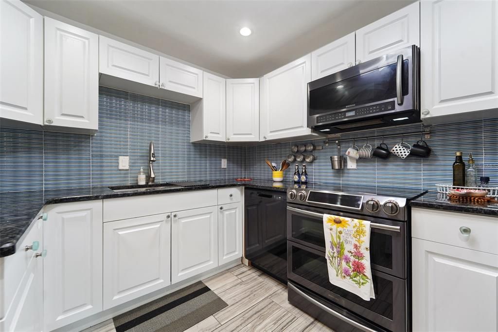 На продажу: $249,900 (2 спален, 2 ванн, 1050 Квадратных фут)