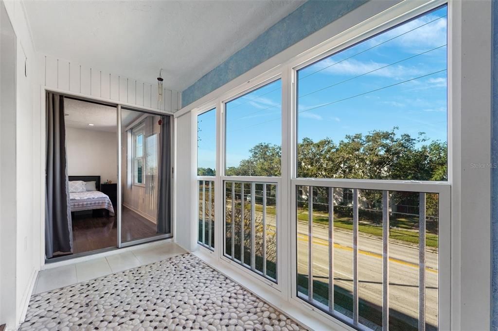 На продажу: $249,900 (2 спален, 2 ванн, 1050 Квадратных фут)