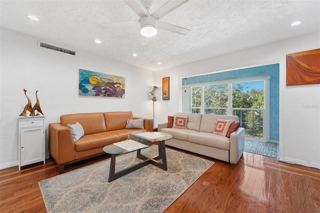 На продажу: $249,900 (2 спален, 2 ванн, 1050 Квадратных фут)