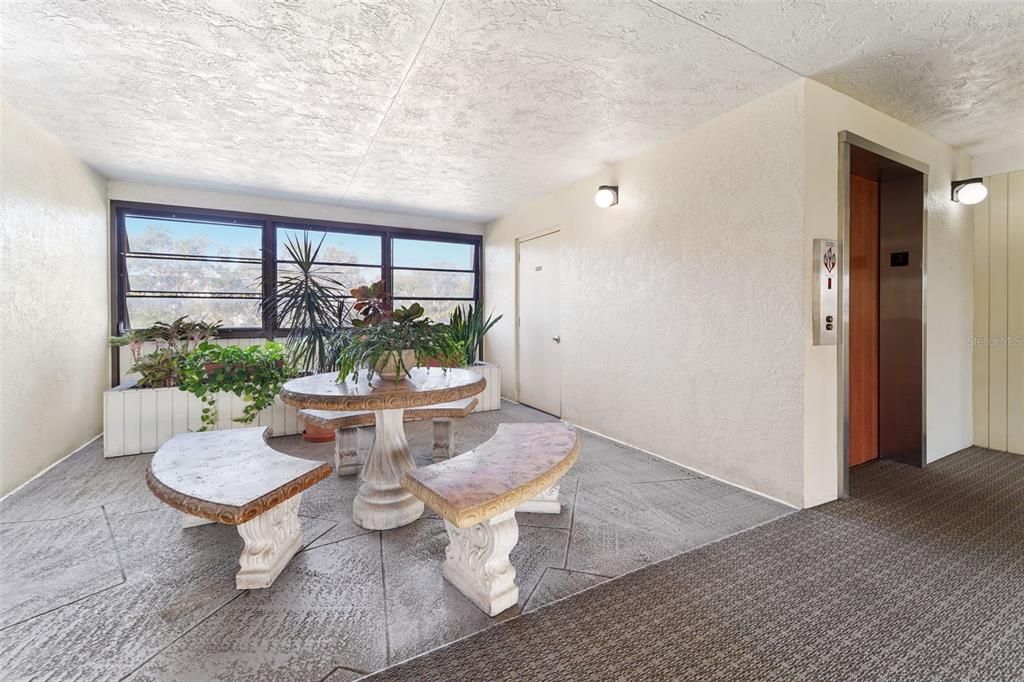 На продажу: $249,900 (2 спален, 2 ванн, 1050 Квадратных фут)