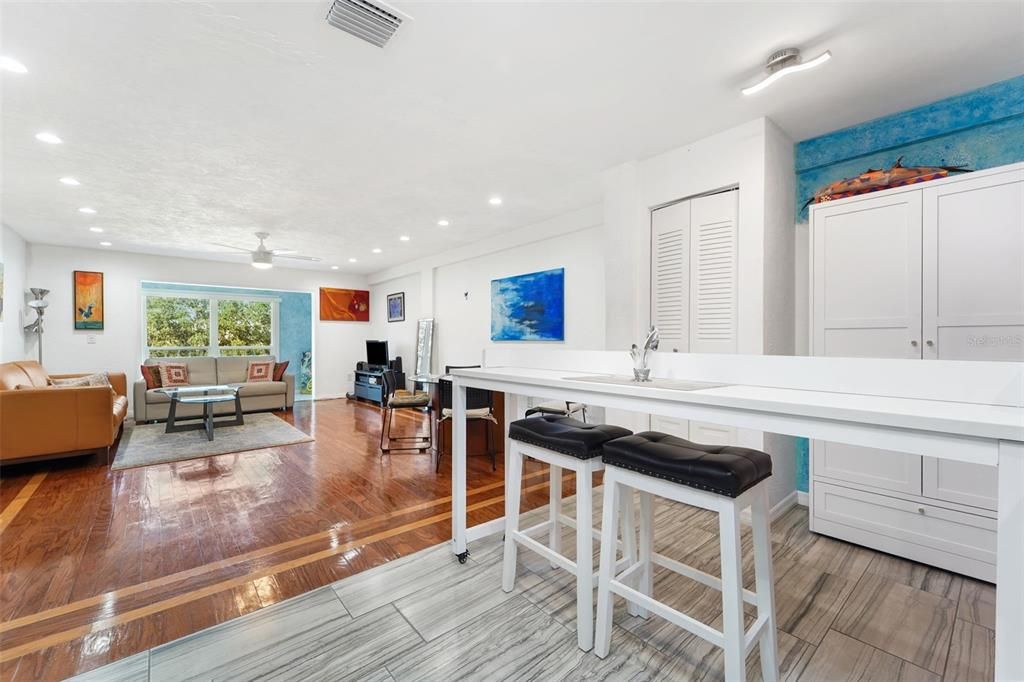 На продажу: $249,900 (2 спален, 2 ванн, 1050 Квадратных фут)