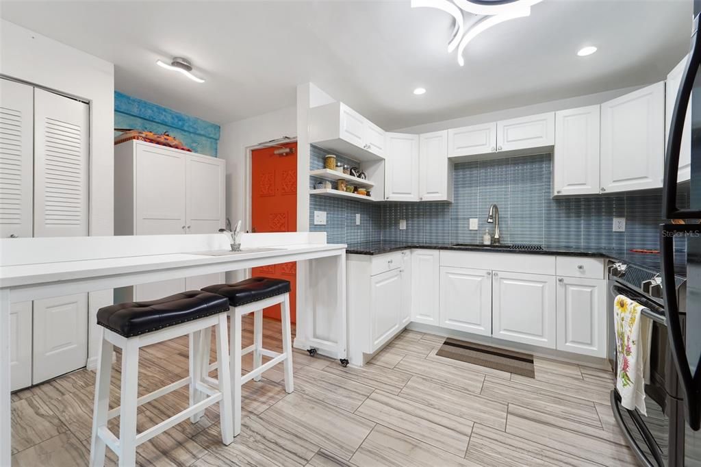 На продажу: $249,900 (2 спален, 2 ванн, 1050 Квадратных фут)