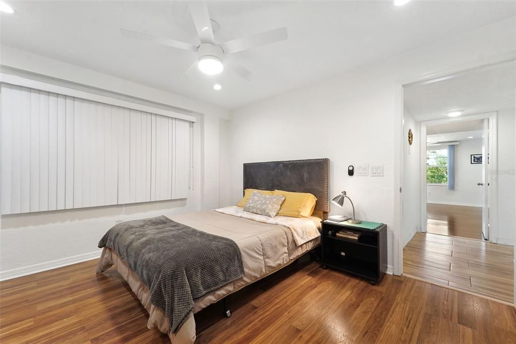 На продажу: $249,900 (2 спален, 2 ванн, 1050 Квадратных фут)