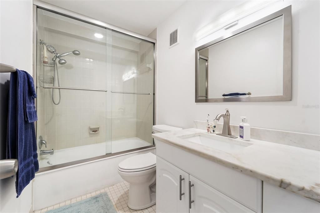 На продажу: $249,900 (2 спален, 2 ванн, 1050 Квадратных фут)