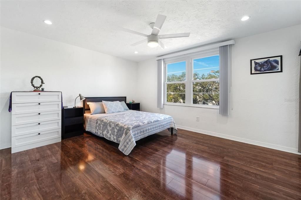 На продажу: $249,900 (2 спален, 2 ванн, 1050 Квадратных фут)