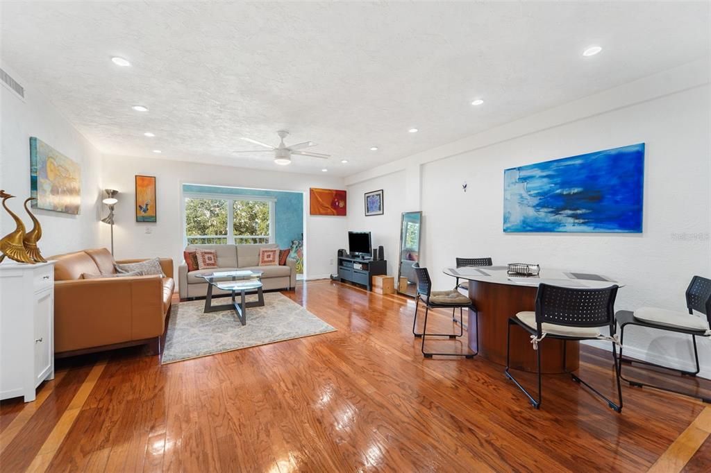 На продажу: $249,900 (2 спален, 2 ванн, 1050 Квадратных фут)