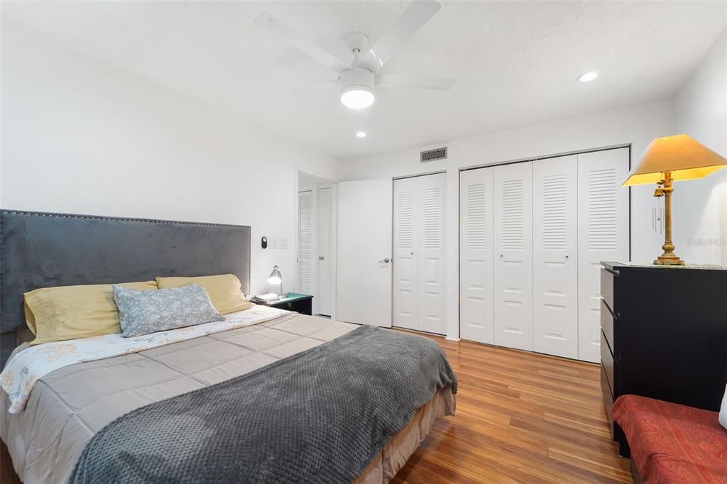 На продажу: $249,900 (2 спален, 2 ванн, 1050 Квадратных фут)