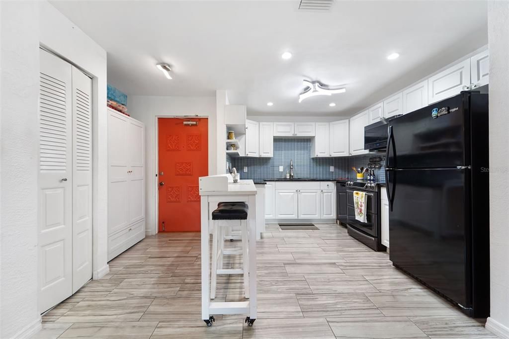 На продажу: $249,900 (2 спален, 2 ванн, 1050 Квадратных фут)