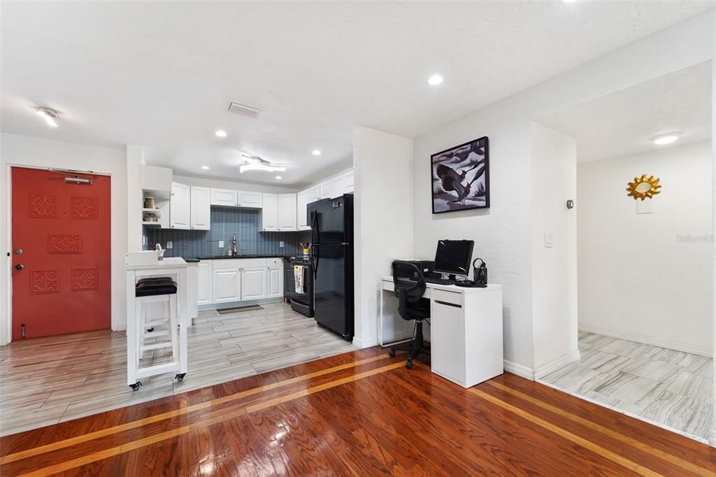 На продажу: $249,900 (2 спален, 2 ванн, 1050 Квадратных фут)