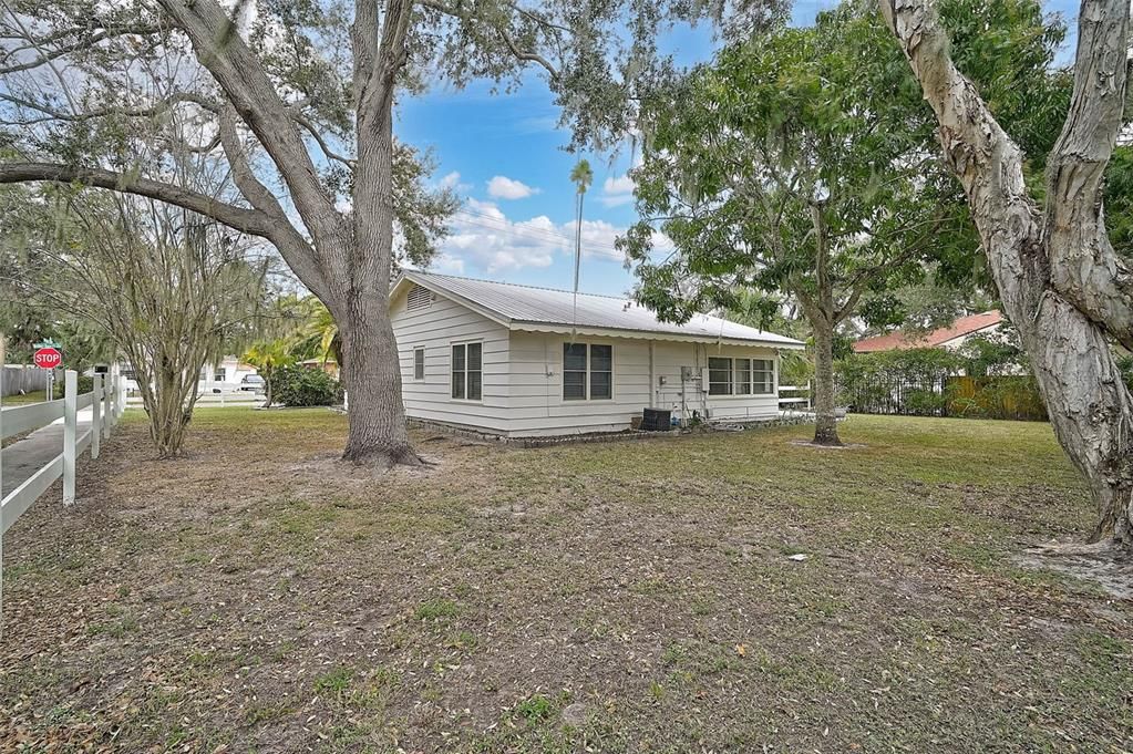 出租: $2,450 (2 贝兹, 1 浴室, 1609 平方英尺)