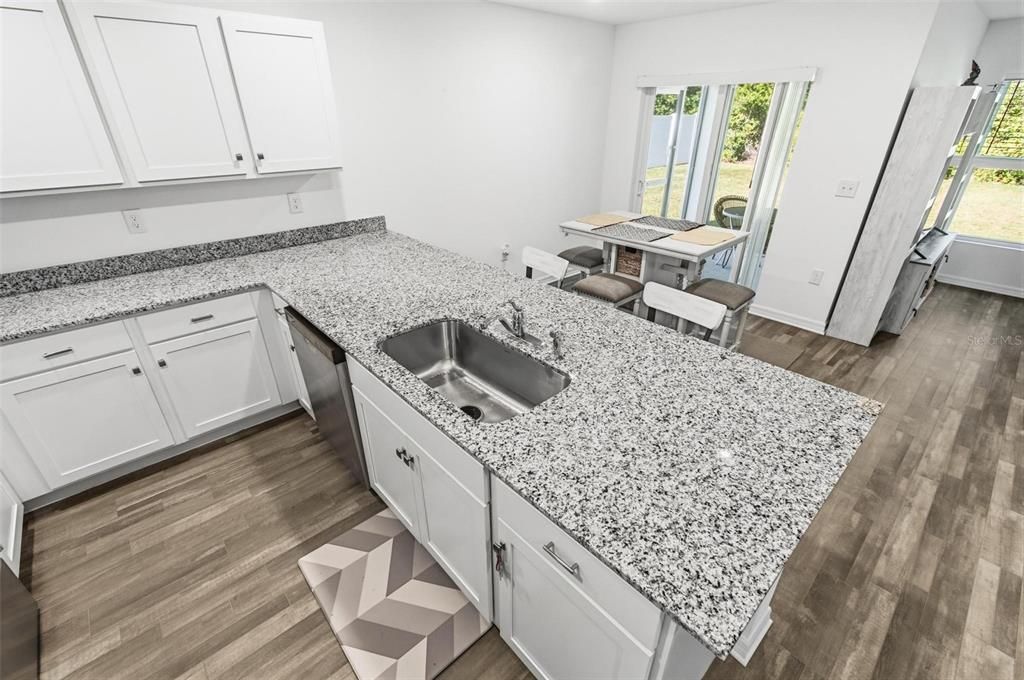 待售: $300,000 (4 贝兹, 2 浴室, 1665 平方英尺)