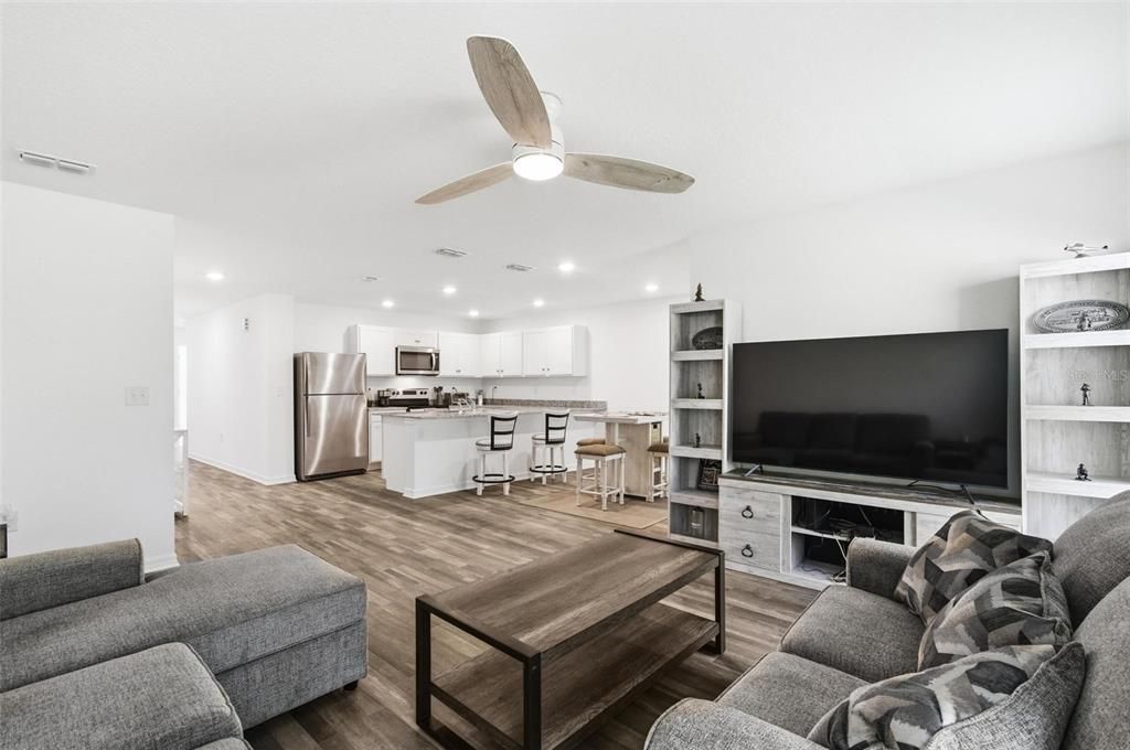 待售: $300,000 (4 贝兹, 2 浴室, 1665 平方英尺)