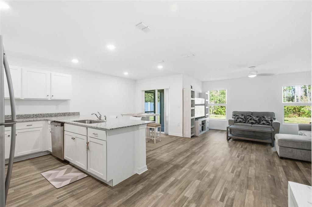 待售: $300,000 (4 贝兹, 2 浴室, 1665 平方英尺)