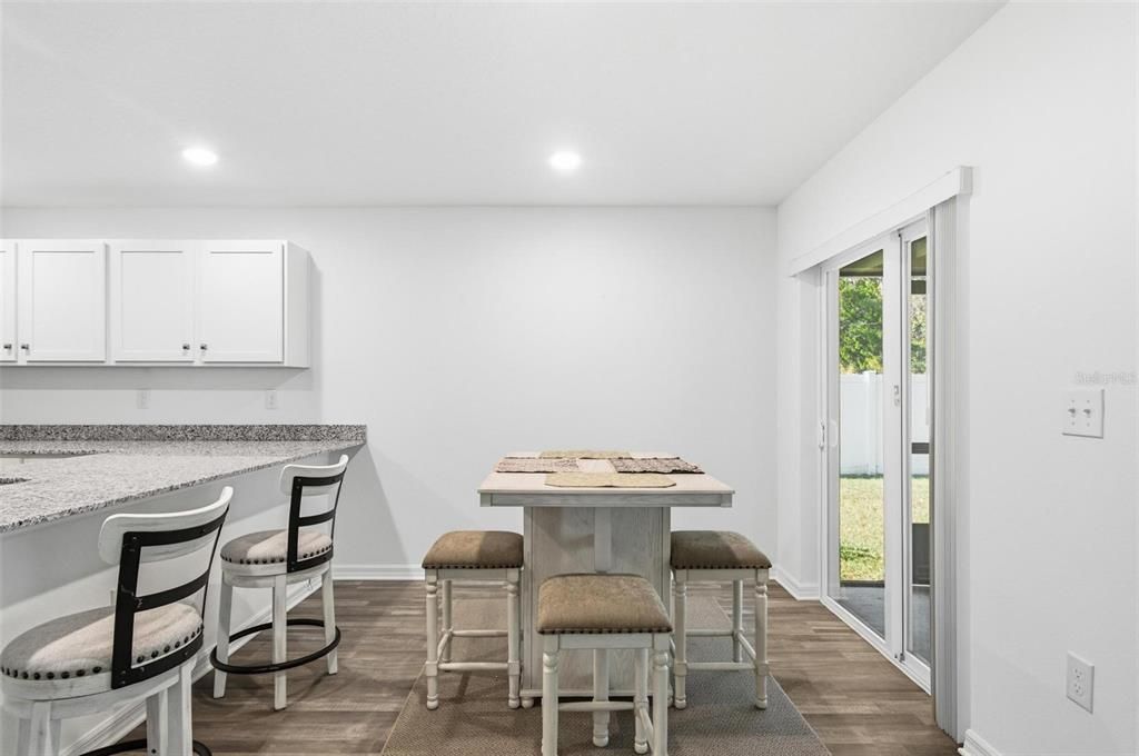 待售: $300,000 (4 贝兹, 2 浴室, 1665 平方英尺)