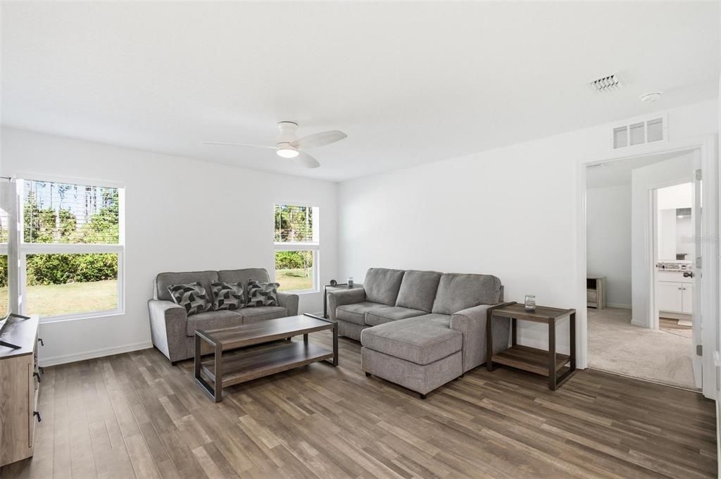 待售: $300,000 (4 贝兹, 2 浴室, 1665 平方英尺)