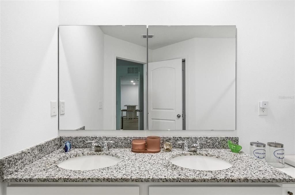 待售: $300,000 (4 贝兹, 2 浴室, 1665 平方英尺)