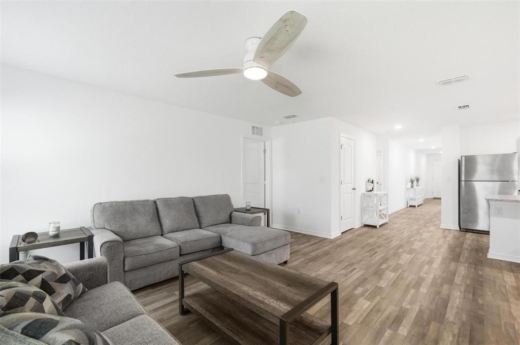 待售: $300,000 (4 贝兹, 2 浴室, 1665 平方英尺)