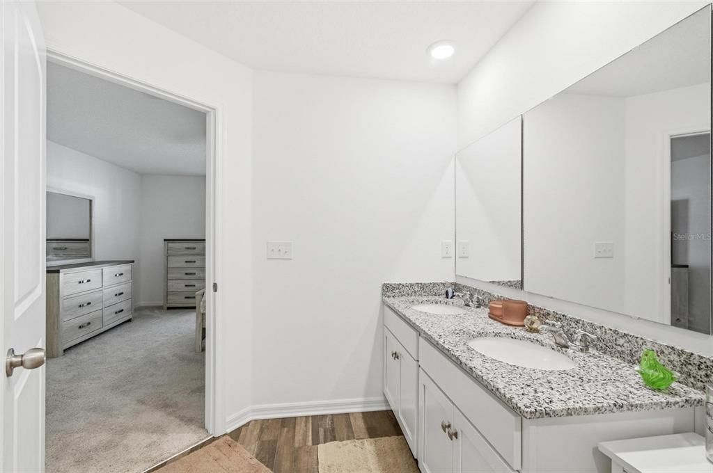 待售: $300,000 (4 贝兹, 2 浴室, 1665 平方英尺)