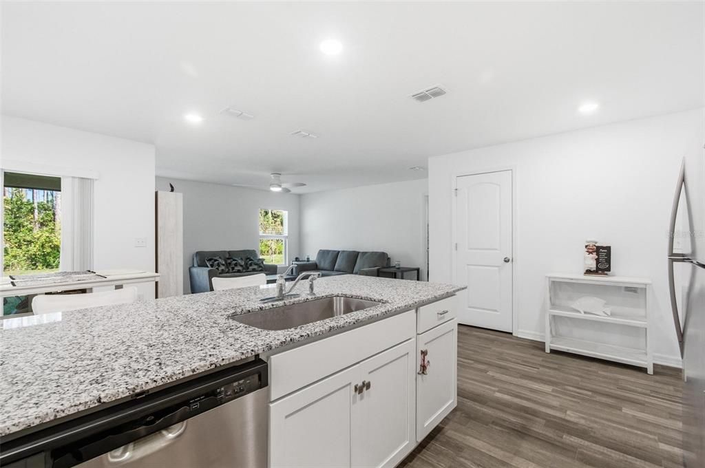 待售: $300,000 (4 贝兹, 2 浴室, 1665 平方英尺)