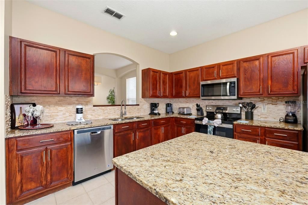 For Sale: $485,000 (6 beds, 5 baths, 2771 Square Feet)