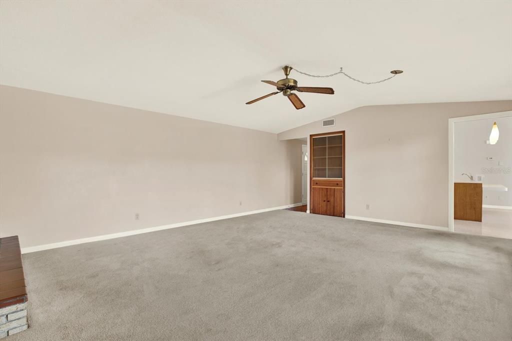 For Sale: $389,900 (3 beds, 2 baths, 1586 Square Feet)