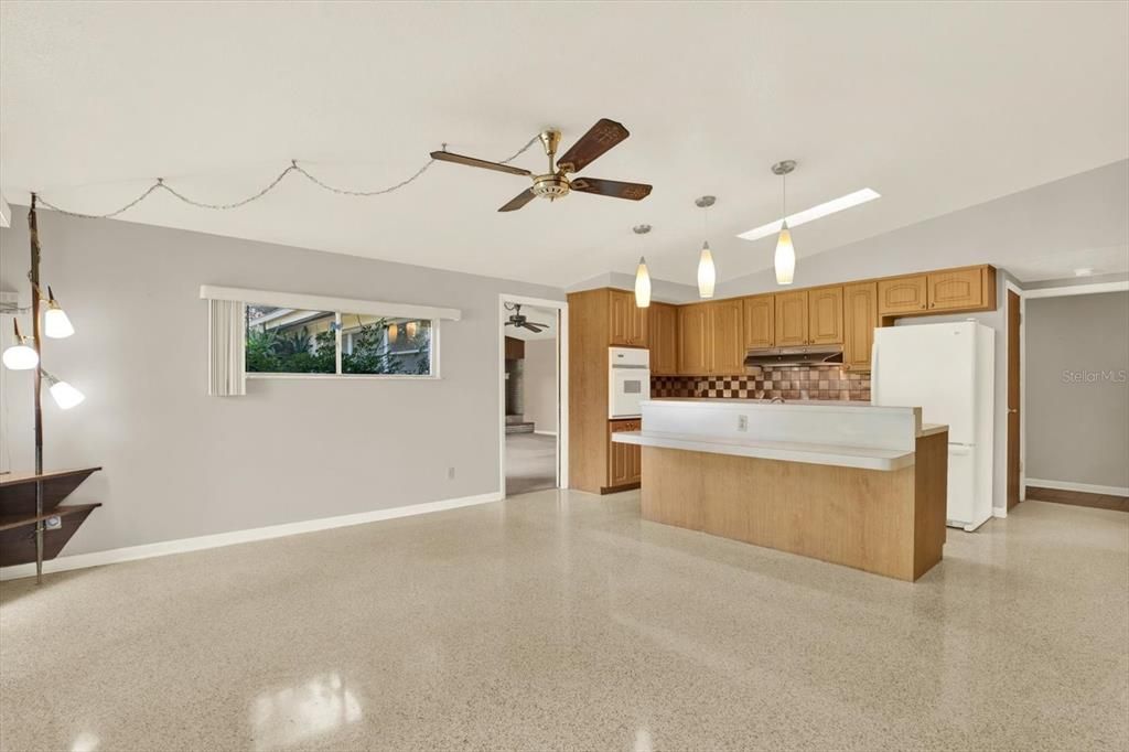 For Sale: $389,900 (3 beds, 2 baths, 1586 Square Feet)