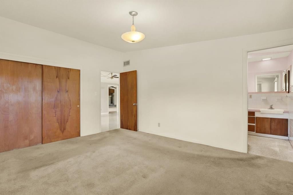 For Sale: $389,900 (3 beds, 2 baths, 1586 Square Feet)