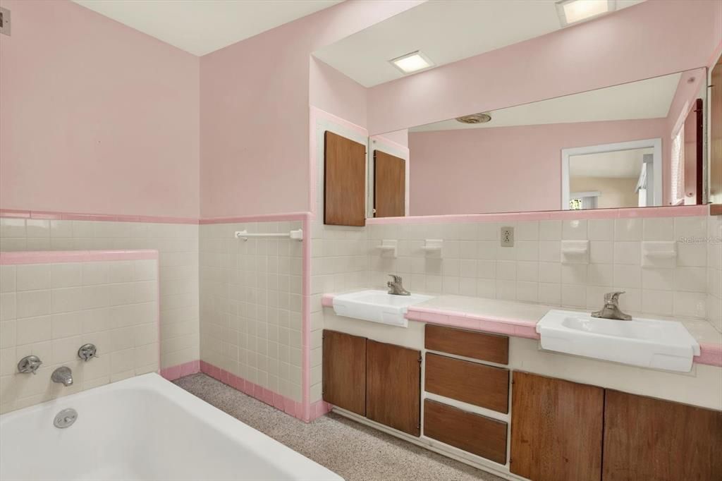 For Sale: $389,900 (3 beds, 2 baths, 1586 Square Feet)