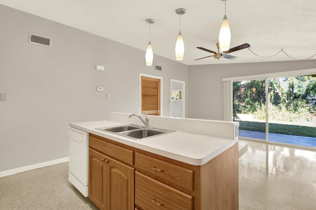 For Sale: $389,900 (3 beds, 2 baths, 1586 Square Feet)