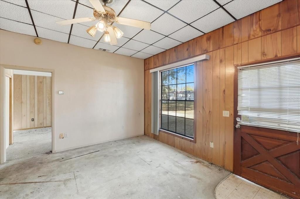 For Sale: $300,000 (3 beds, 2 baths, 1852 Square Feet)