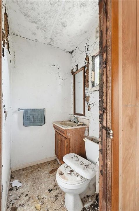 For Sale: $300,000 (3 beds, 2 baths, 1852 Square Feet)