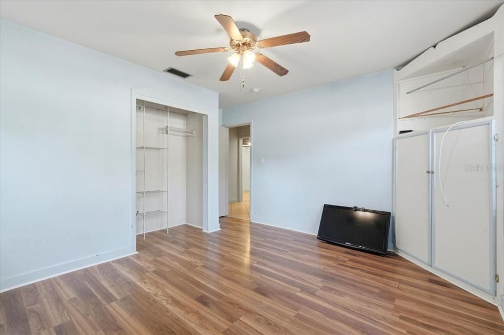 For Sale: $300,000 (3 beds, 2 baths, 1852 Square Feet)