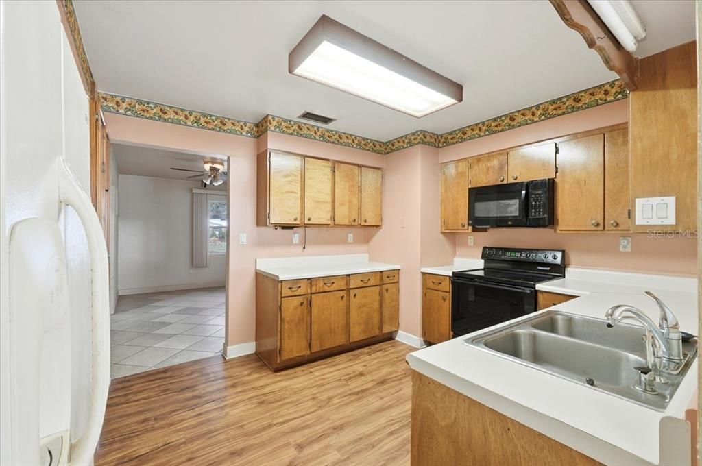 For Sale: $300,000 (3 beds, 2 baths, 1852 Square Feet)