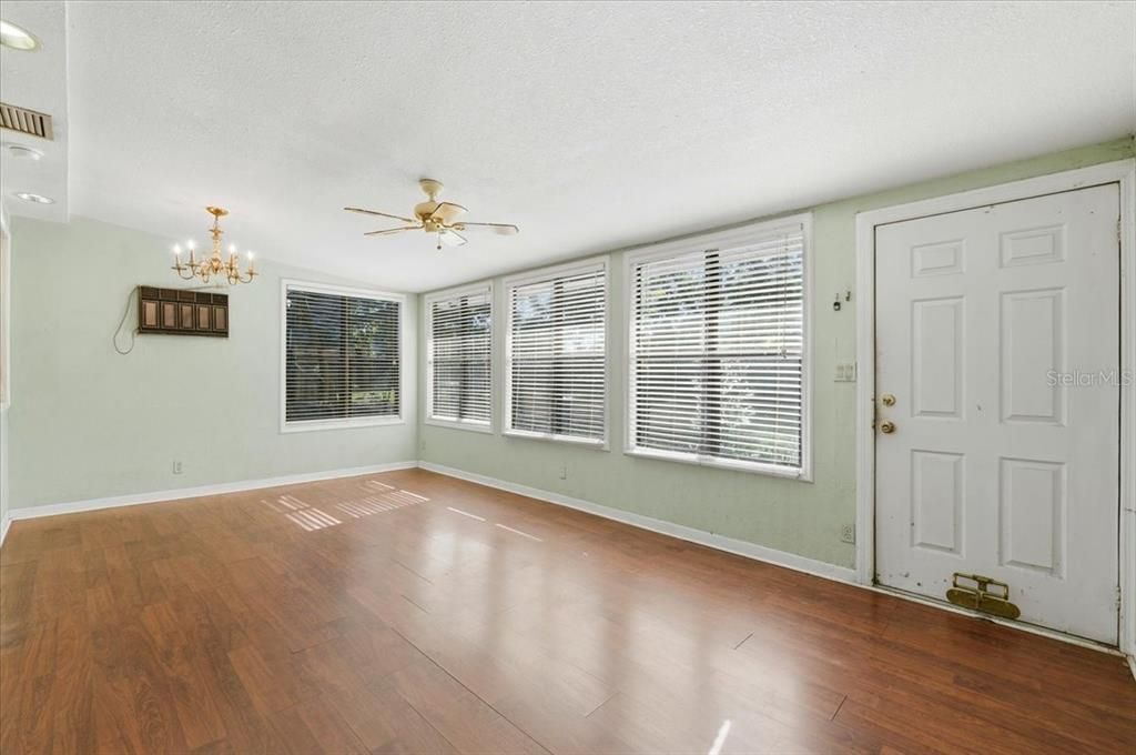 For Sale: $300,000 (3 beds, 2 baths, 1852 Square Feet)