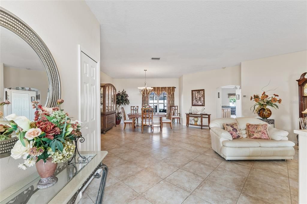 待售: $385,000 (3 贝兹, 2 浴室, 2364 平方英尺)