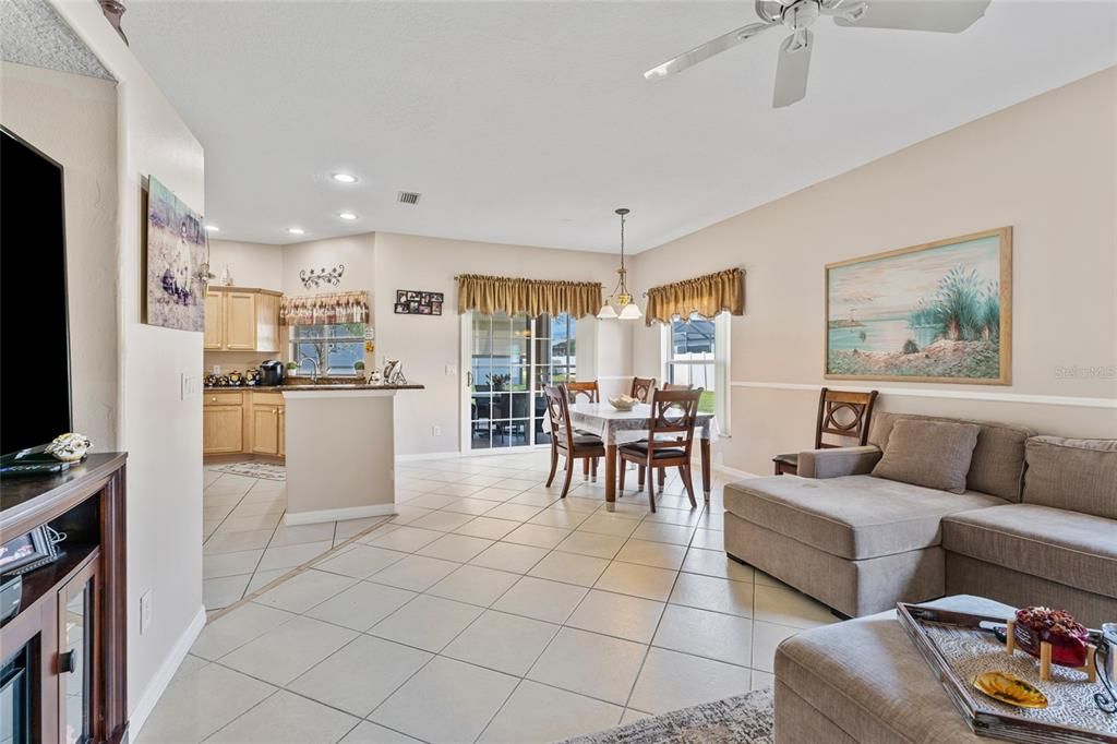 待售: $385,000 (3 贝兹, 2 浴室, 2364 平方英尺)