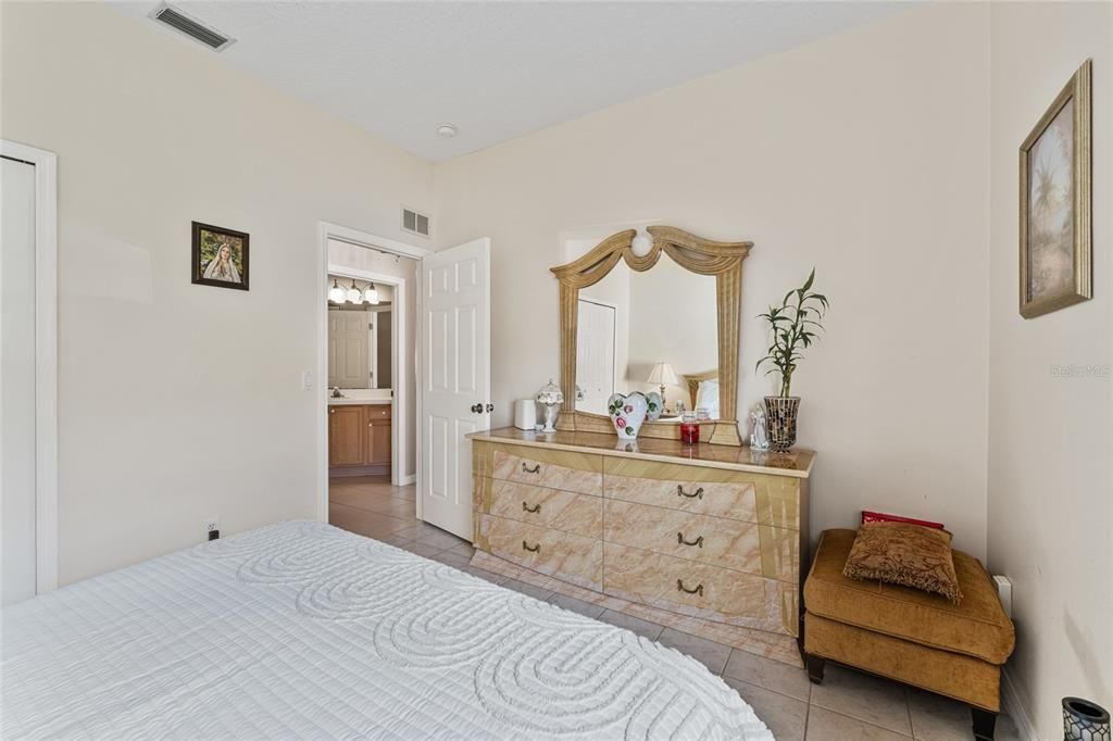 待售: $385,000 (3 贝兹, 2 浴室, 2364 平方英尺)