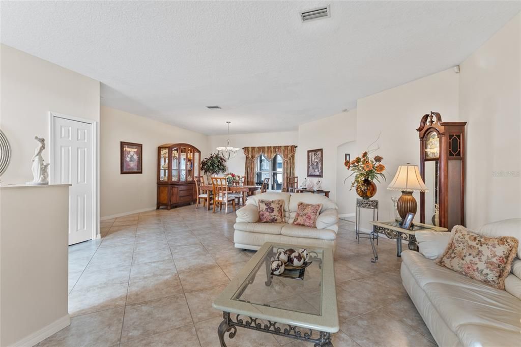 待售: $385,000 (3 贝兹, 2 浴室, 2364 平方英尺)