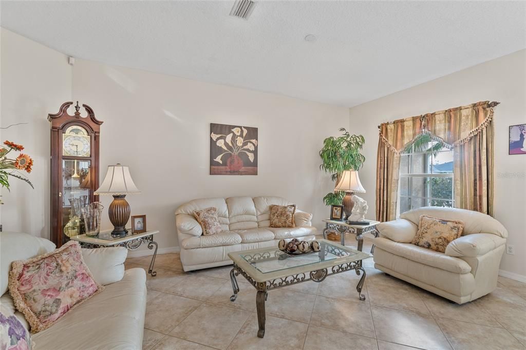 待售: $385,000 (3 贝兹, 2 浴室, 2364 平方英尺)