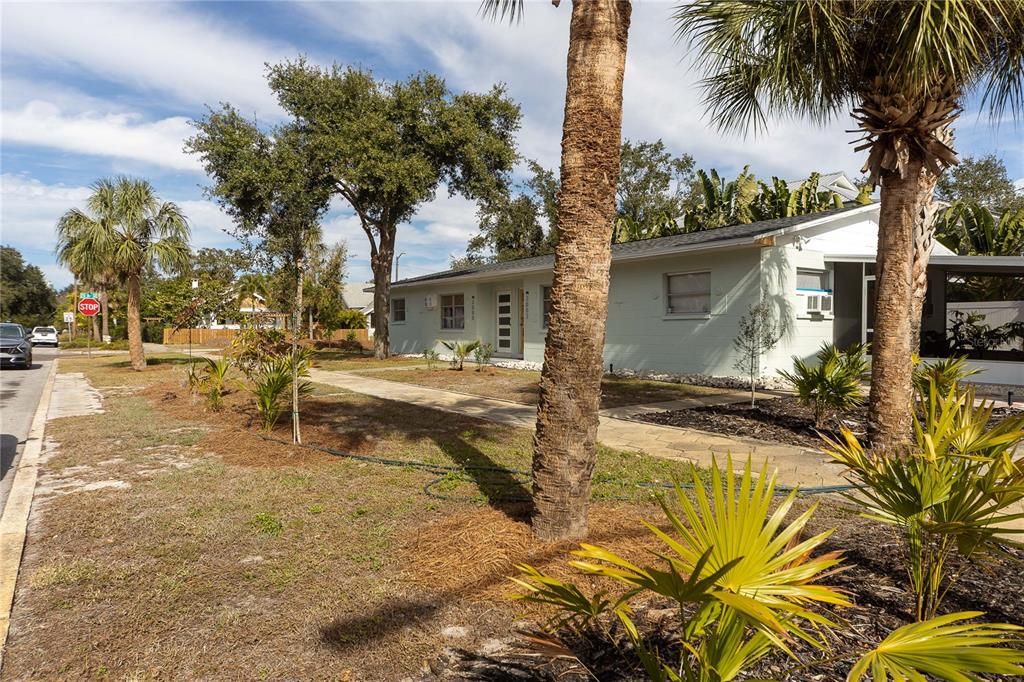 For Rent: $2,450 (2 beds, 2 baths, 800 Square Feet)