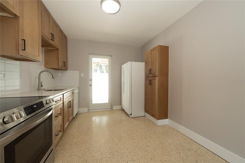 For Rent: $2,450 (2 beds, 2 baths, 800 Square Feet)