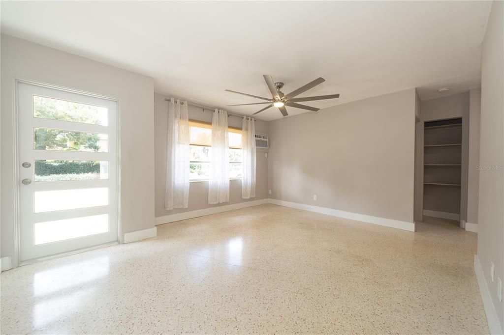 For Rent: $2,450 (2 beds, 2 baths, 800 Square Feet)