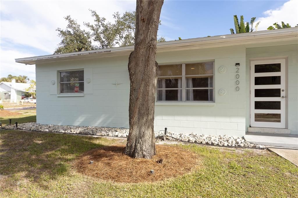 For Rent: $2,450 (2 beds, 2 baths, 800 Square Feet)