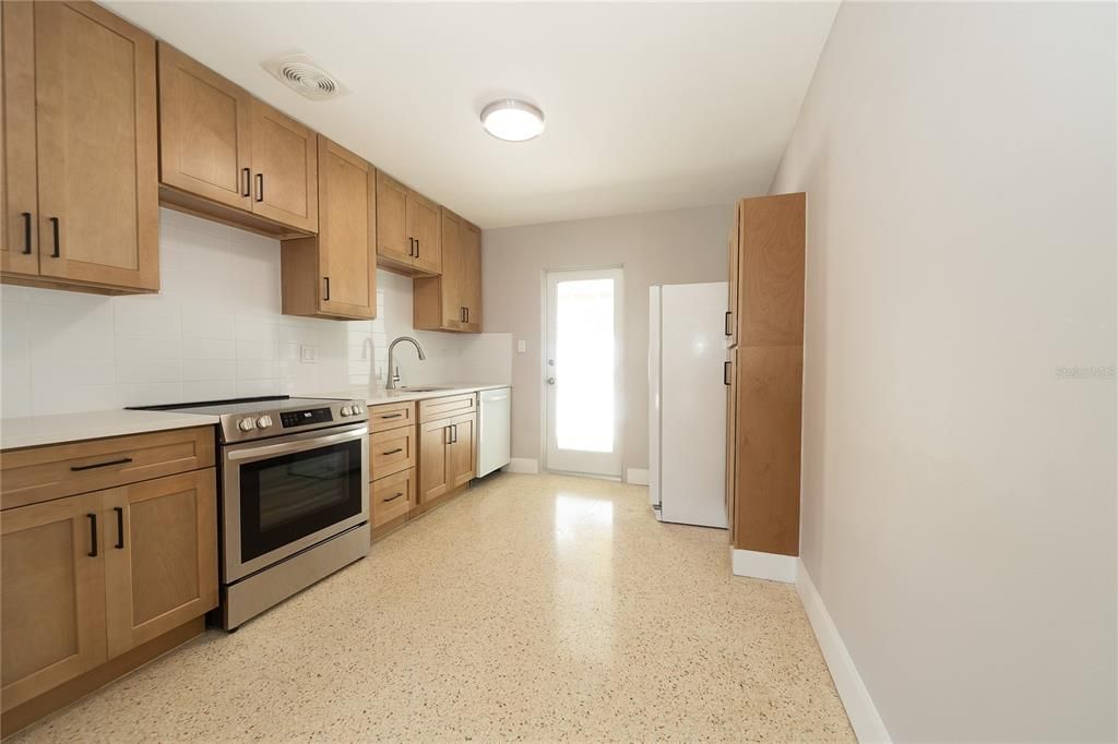 For Rent: $2,450 (2 beds, 2 baths, 800 Square Feet)