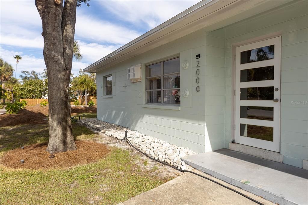 For Rent: $2,450 (2 beds, 2 baths, 800 Square Feet)