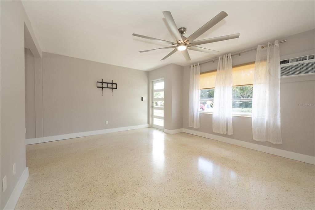 For Rent: $2,450 (2 beds, 2 baths, 800 Square Feet)