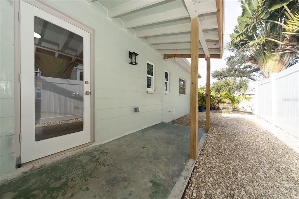 For Rent: $2,450 (2 beds, 2 baths, 800 Square Feet)