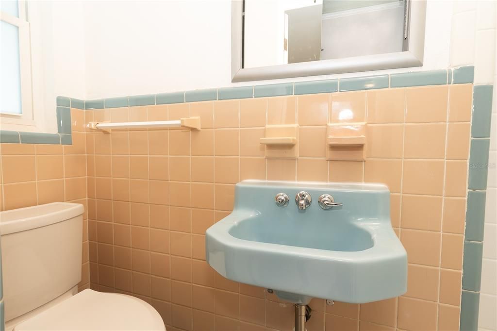 For Rent: $2,450 (2 beds, 2 baths, 800 Square Feet)