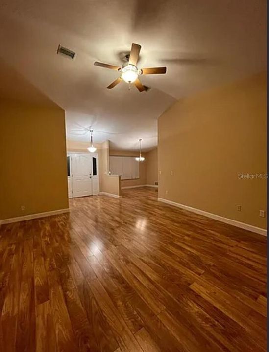 En Venta: $365,000 (3 camas, 2 baños, 2076 Pies cuadrados)